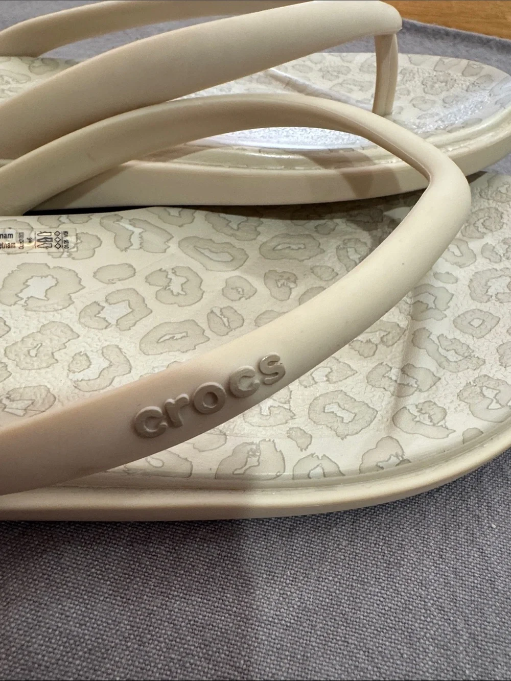 CROCS Women’s Flip Flop Sandals - Cream Leopard Print~6W EUC